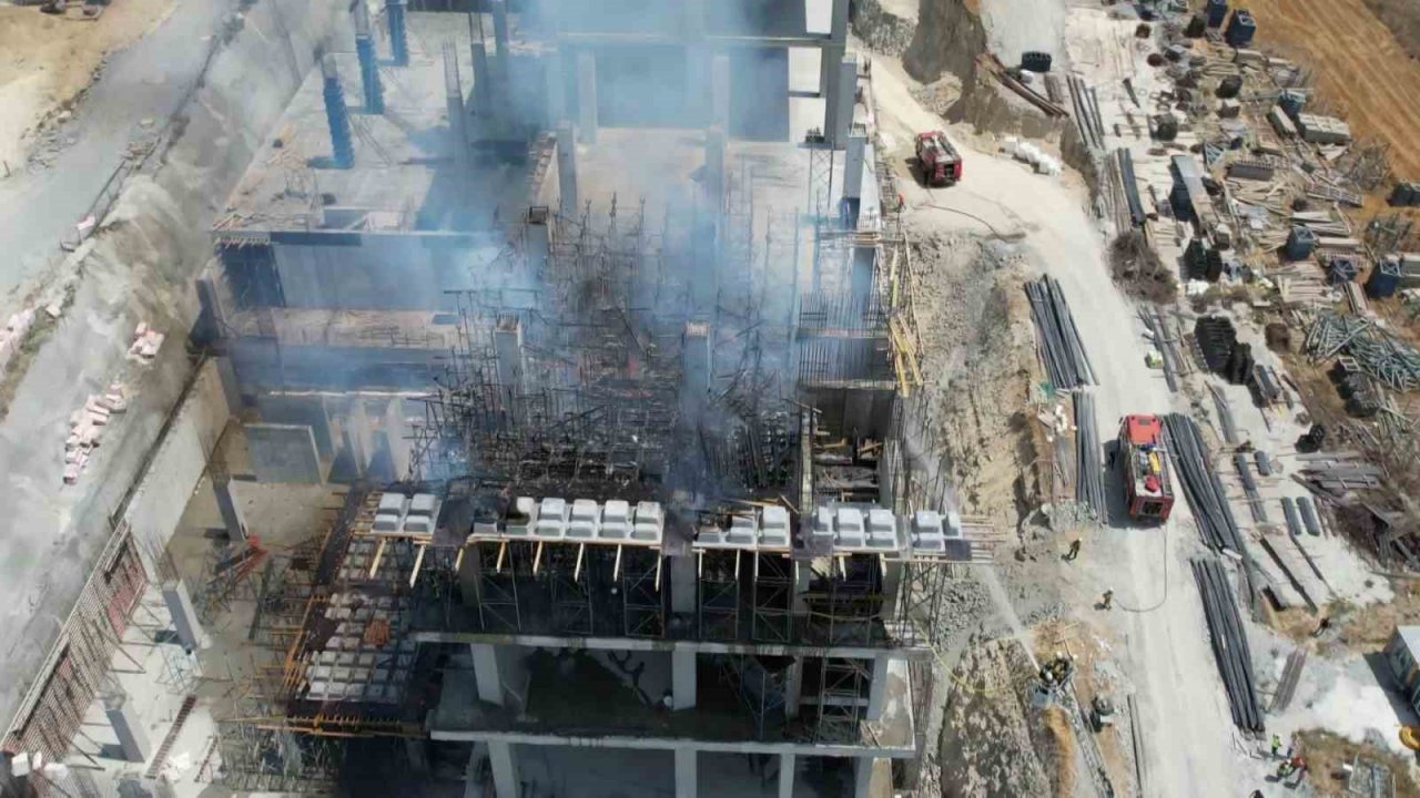 Arnavutköy’de fabrika inşaatında yangın çıktı: Yükselen dumanlar bir çok ilçeden görüldü