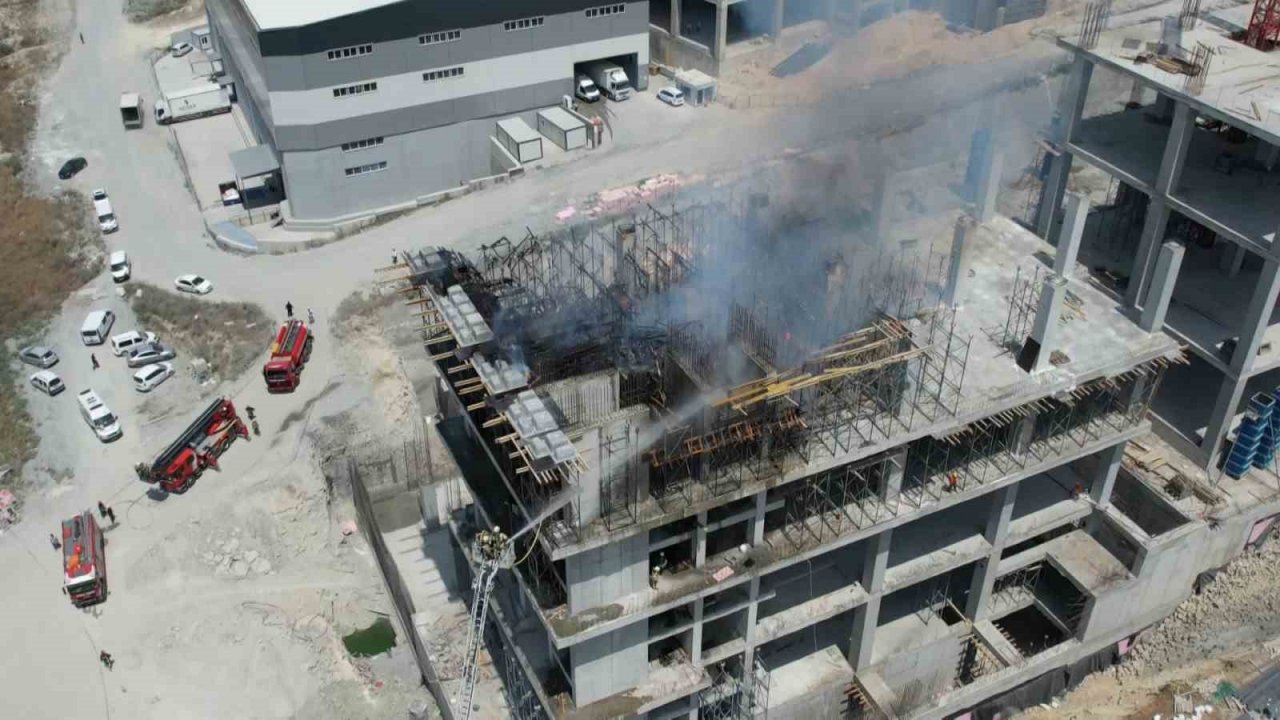 Arnavutköy’de fabrika inşaatında yangın çıktı: Yükselen dumanlar bir çok ilçeden görüldü