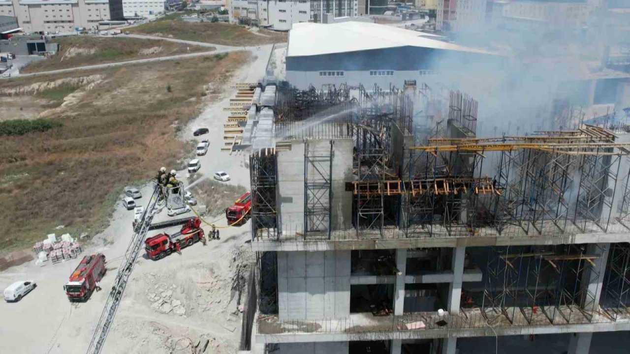 Arnavutköy’de fabrika inşaatında yangın çıktı: Yükselen dumanlar bir çok ilçeden görüldü