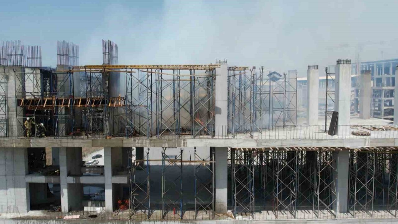 Arnavutköy’de fabrika inşaatında yangın çıktı: Yükselen dumanlar bir çok ilçeden görüldü
