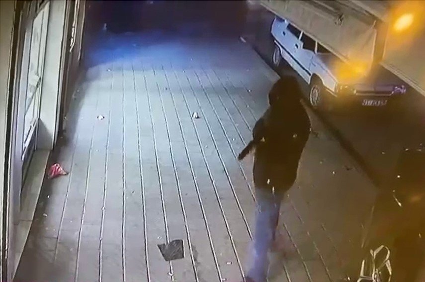 Mahalleliyi dolandırdığı öne sürülen kuyumcu: "Dükkanımı kurşunladılar"