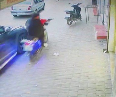 Mahalleliyi dolandırdığı öne sürülen kuyumcu: "Dükkanımı kurşunladılar"