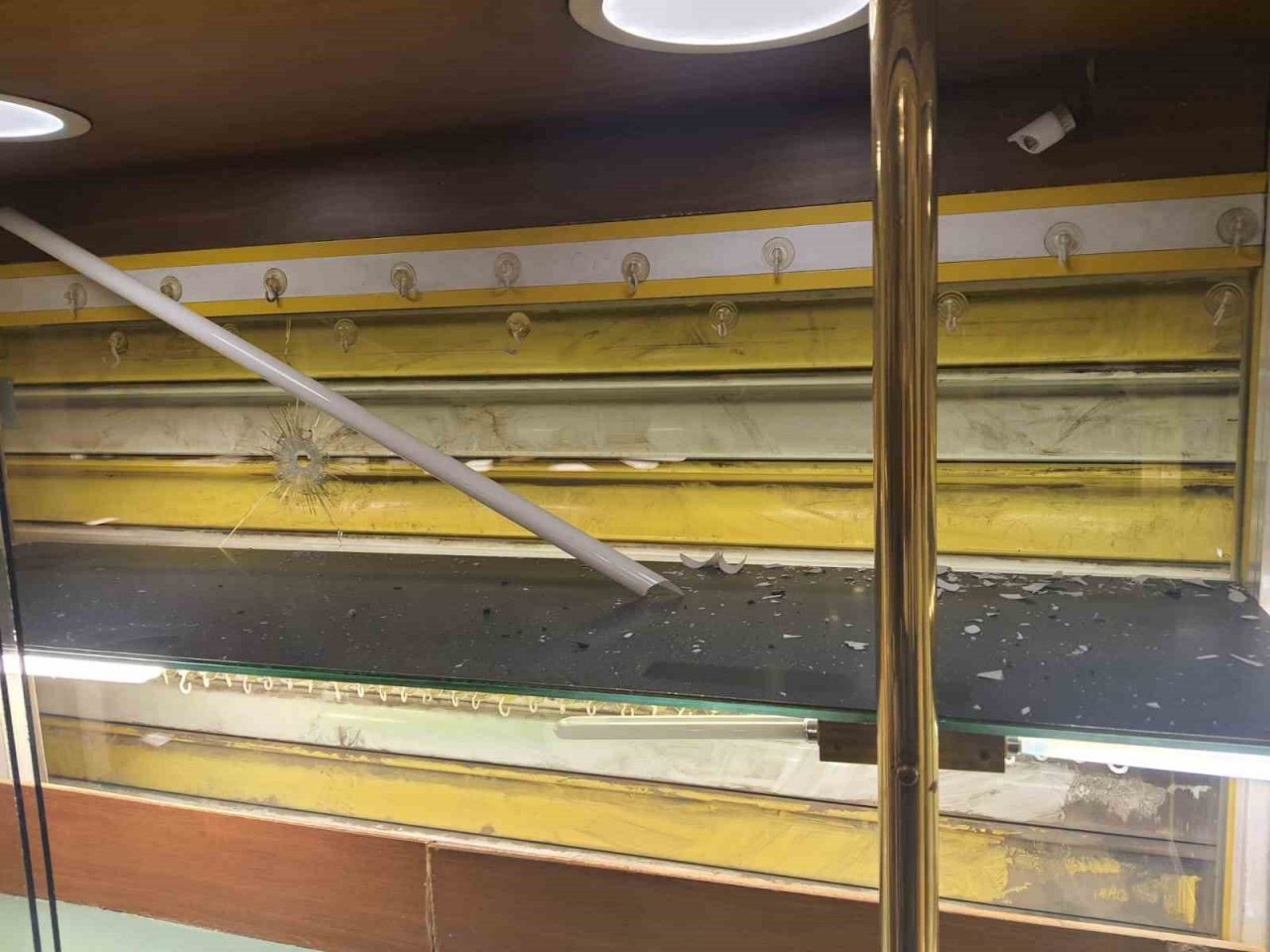 Mahalleliyi dolandırdığı öne sürülen kuyumcu: "Dükkanımı kurşunladılar"