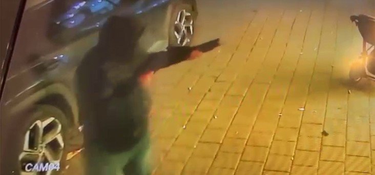 Mahalleliyi dolandırdığı öne sürülen kuyumcu: "Dükkanımı kurşunladılar"