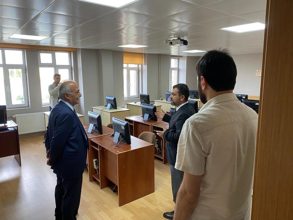 Rektör Çomaklı, Hınıs Meslek Yüksekokulunu ziyaret etti
