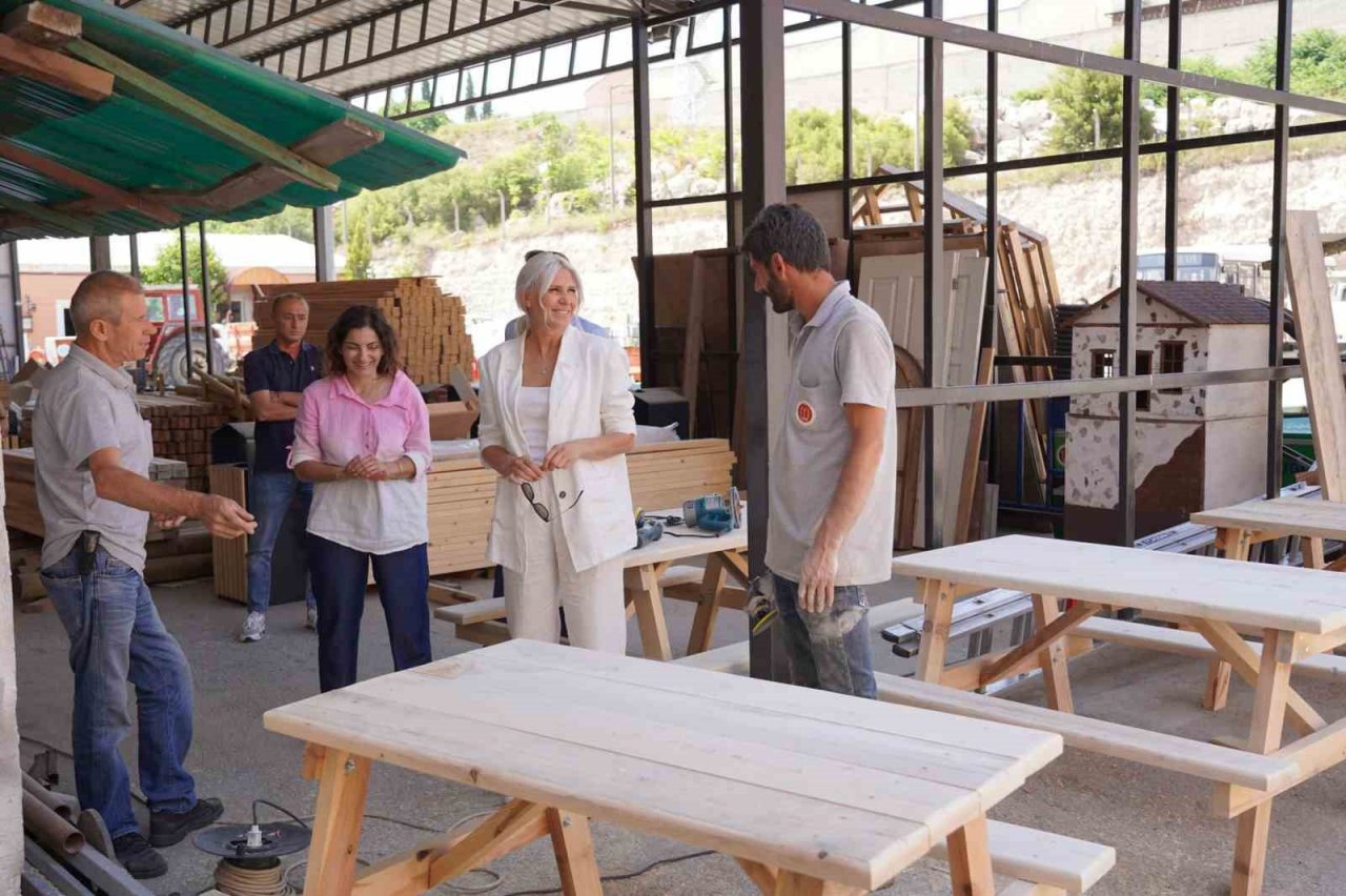 Atölye çalışmalarını yerinde inceledi