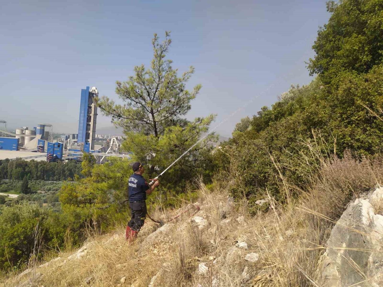 Söke’deki yangında itfaiye ekipleri alevlerle mücadele etti