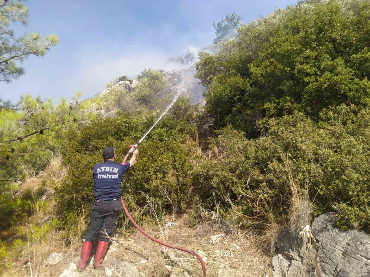 Söke’deki yangında itfaiye ekipleri alevlerle mücadele etti