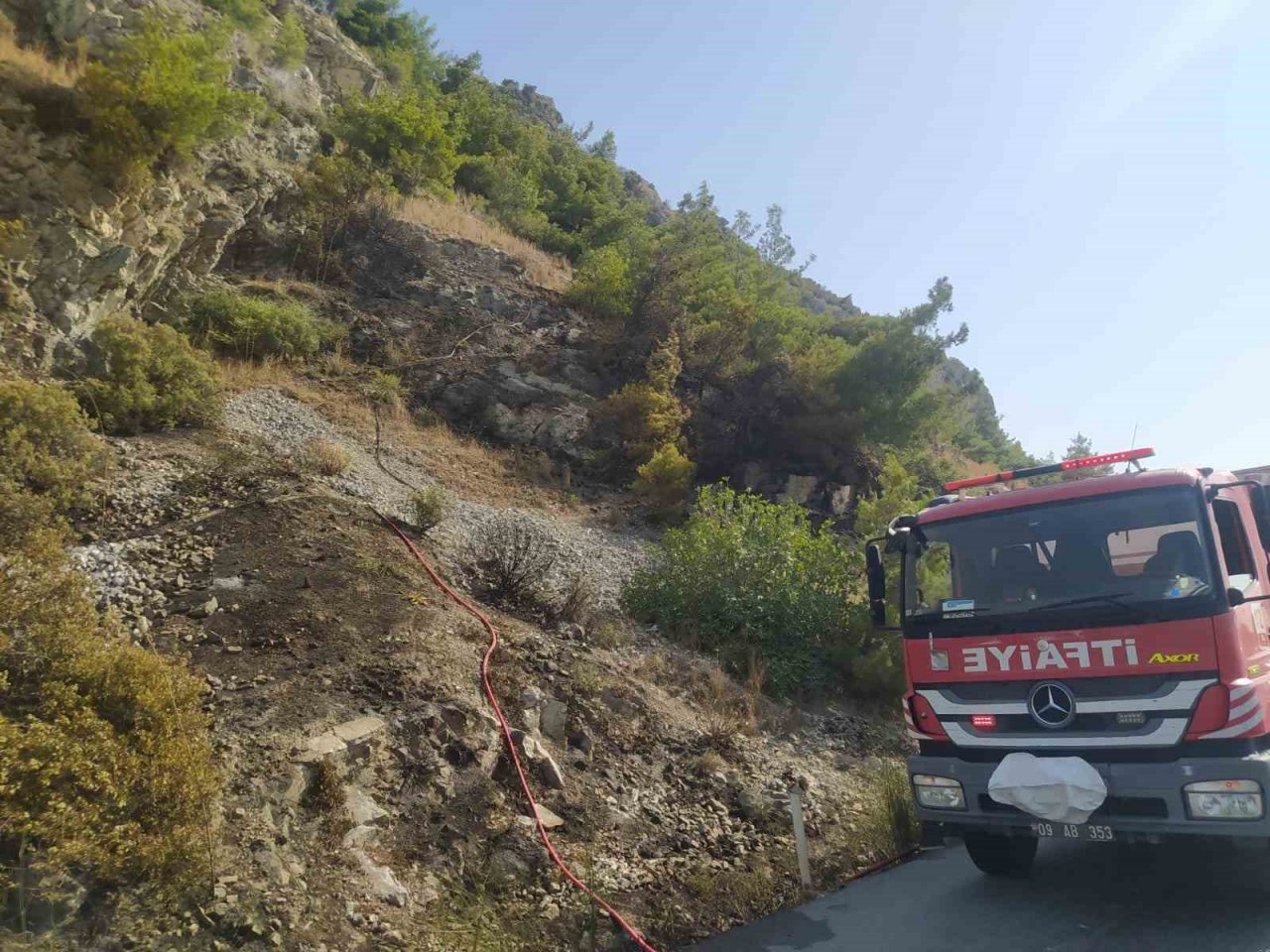 Söke’deki yangında itfaiye ekipleri alevlerle mücadele etti