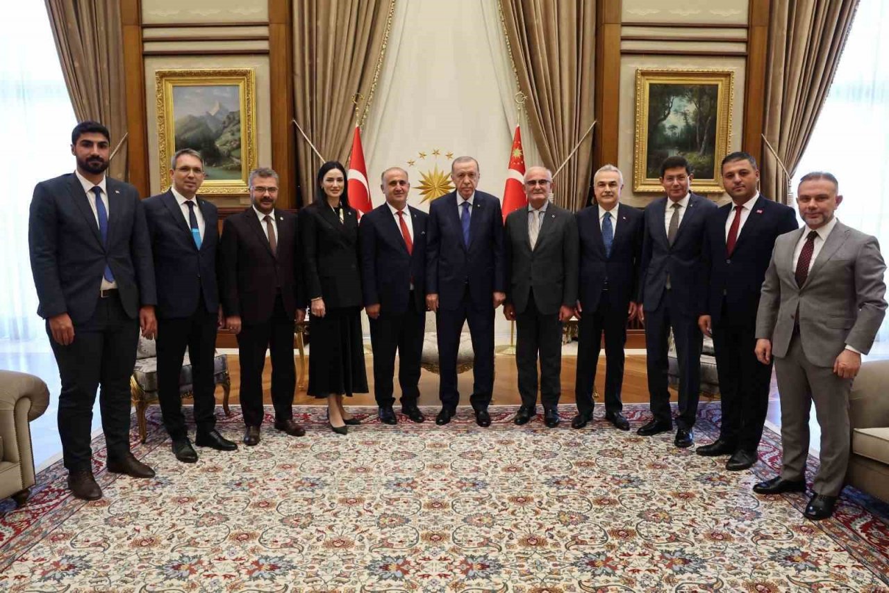 Rozetini, Cumhurbaşkanı Erdoğan taktı