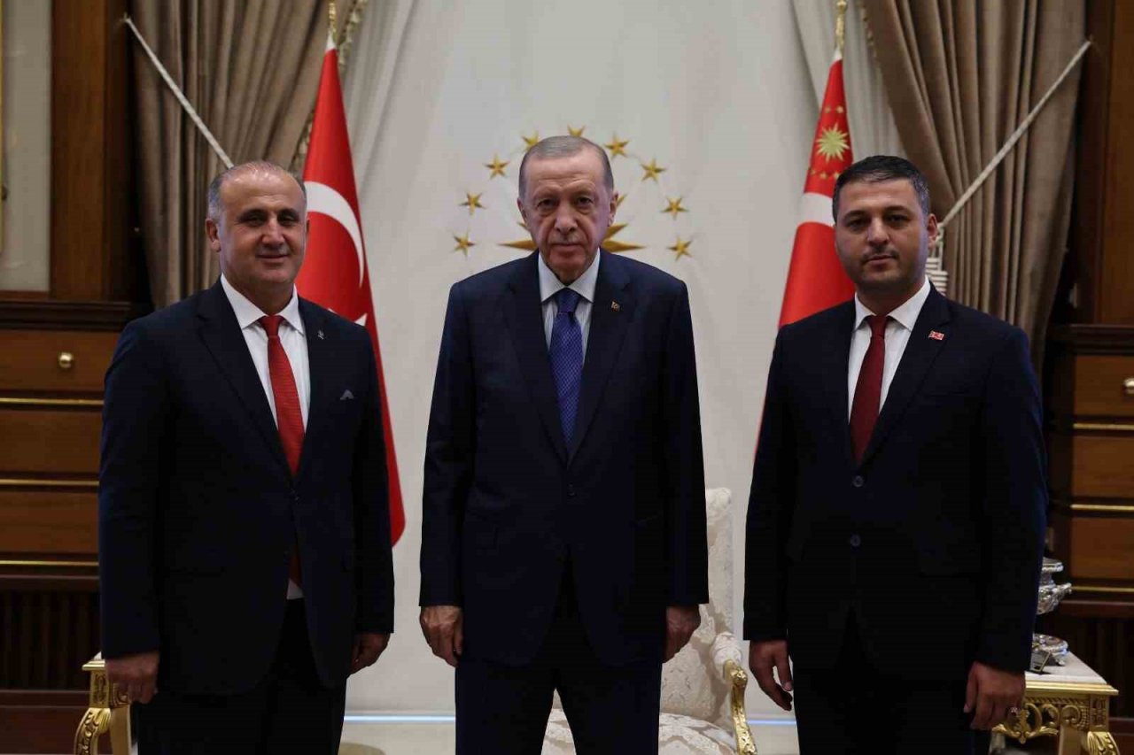 Rozetini, Cumhurbaşkanı Erdoğan taktı