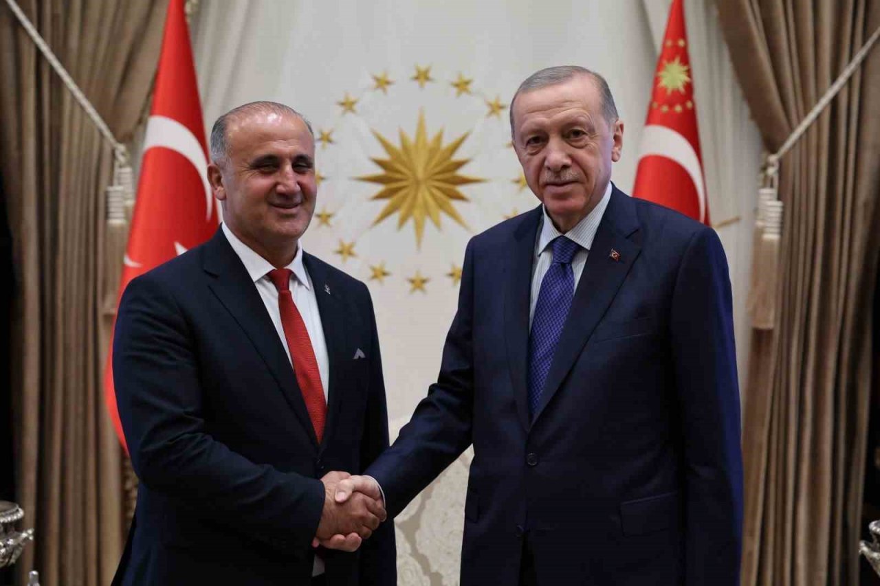 Rozetini, Cumhurbaşkanı Erdoğan taktı