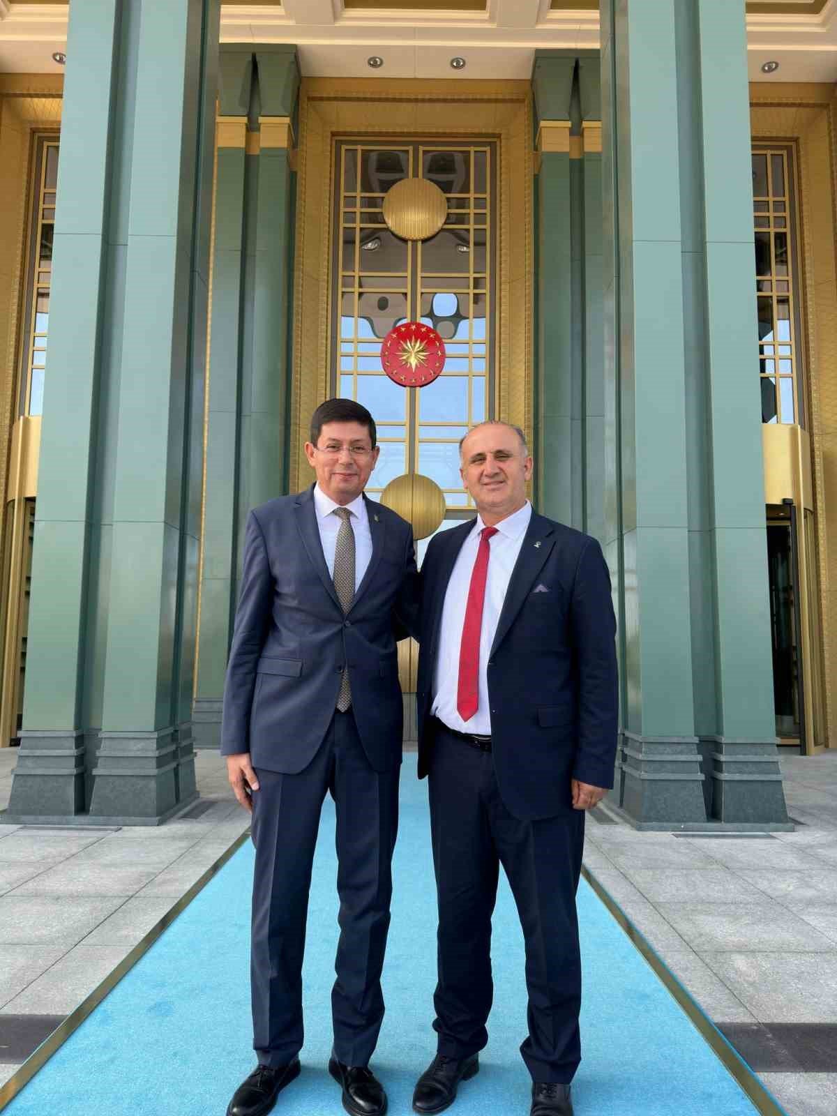 Rozetini, Cumhurbaşkanı Erdoğan taktı