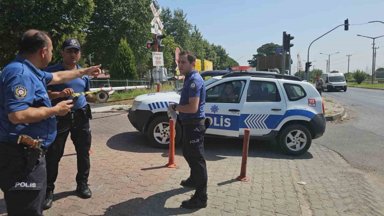 Trenin çarptığı adam hayatını kaybetti