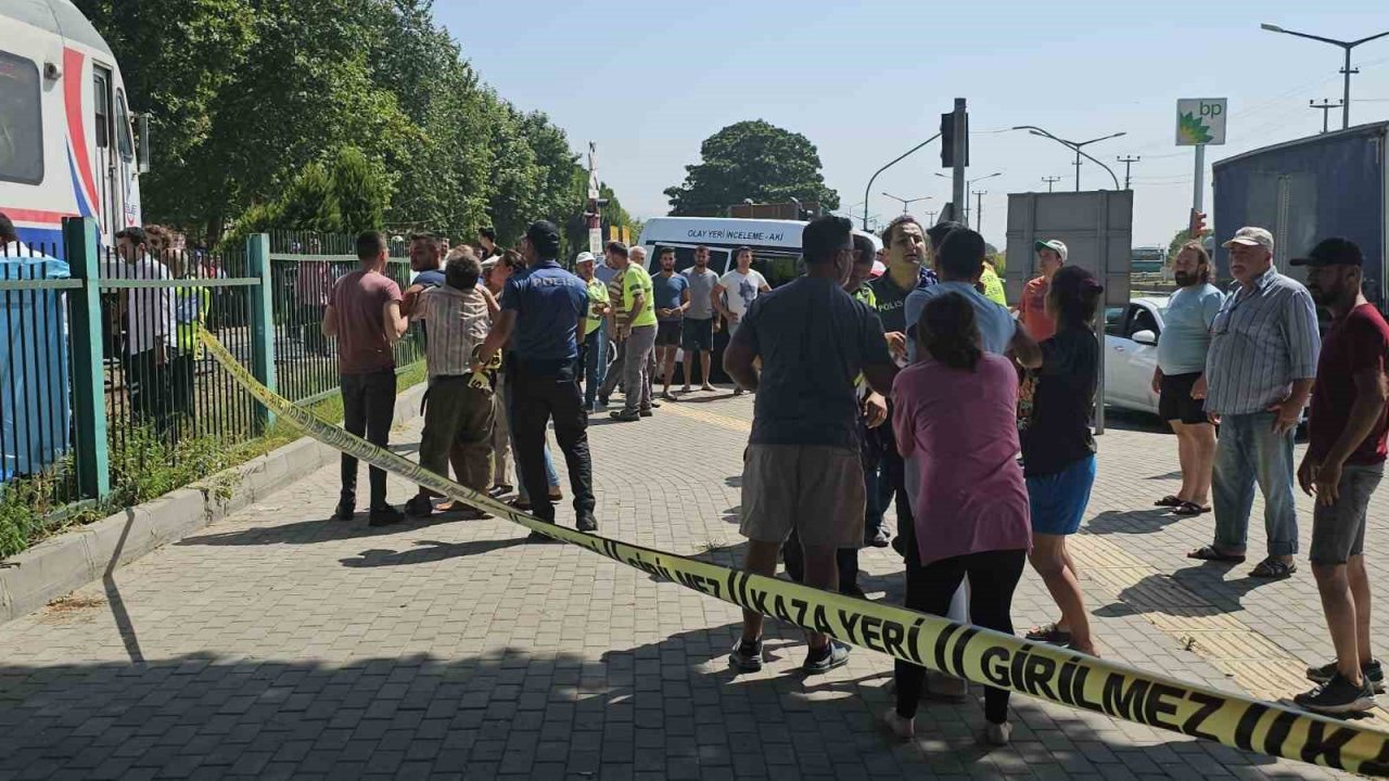 Trenin çarptığı adam hayatını kaybetti