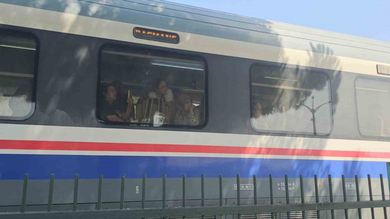 Trenin çarptığı adam hayatını kaybetti