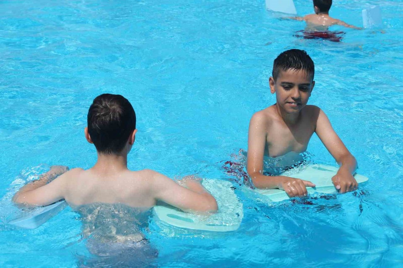 Bağcılarlı çocuklar havuzlarda serinliyor
