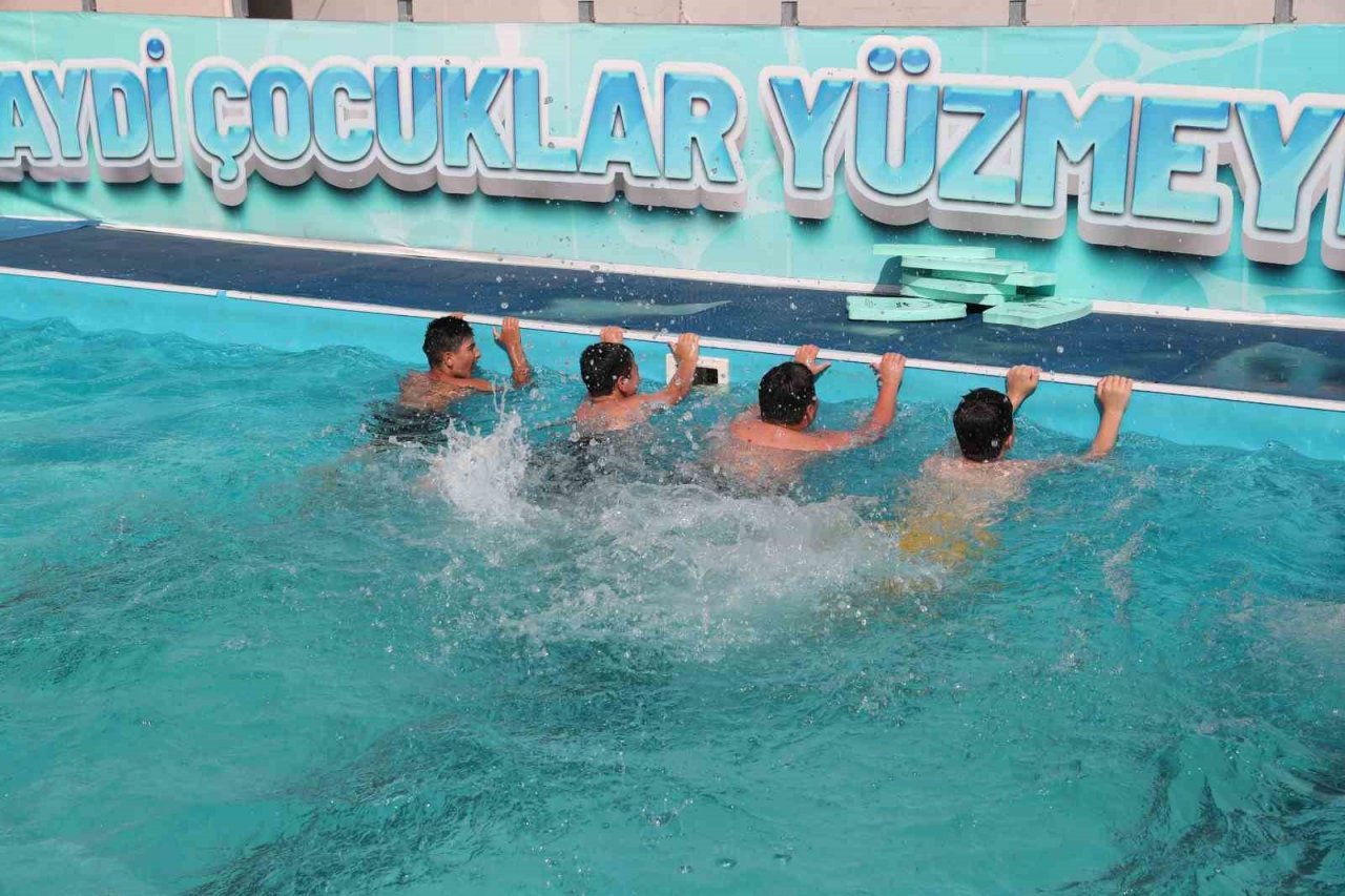 Bağcılarlı çocuklar havuzlarda serinliyor