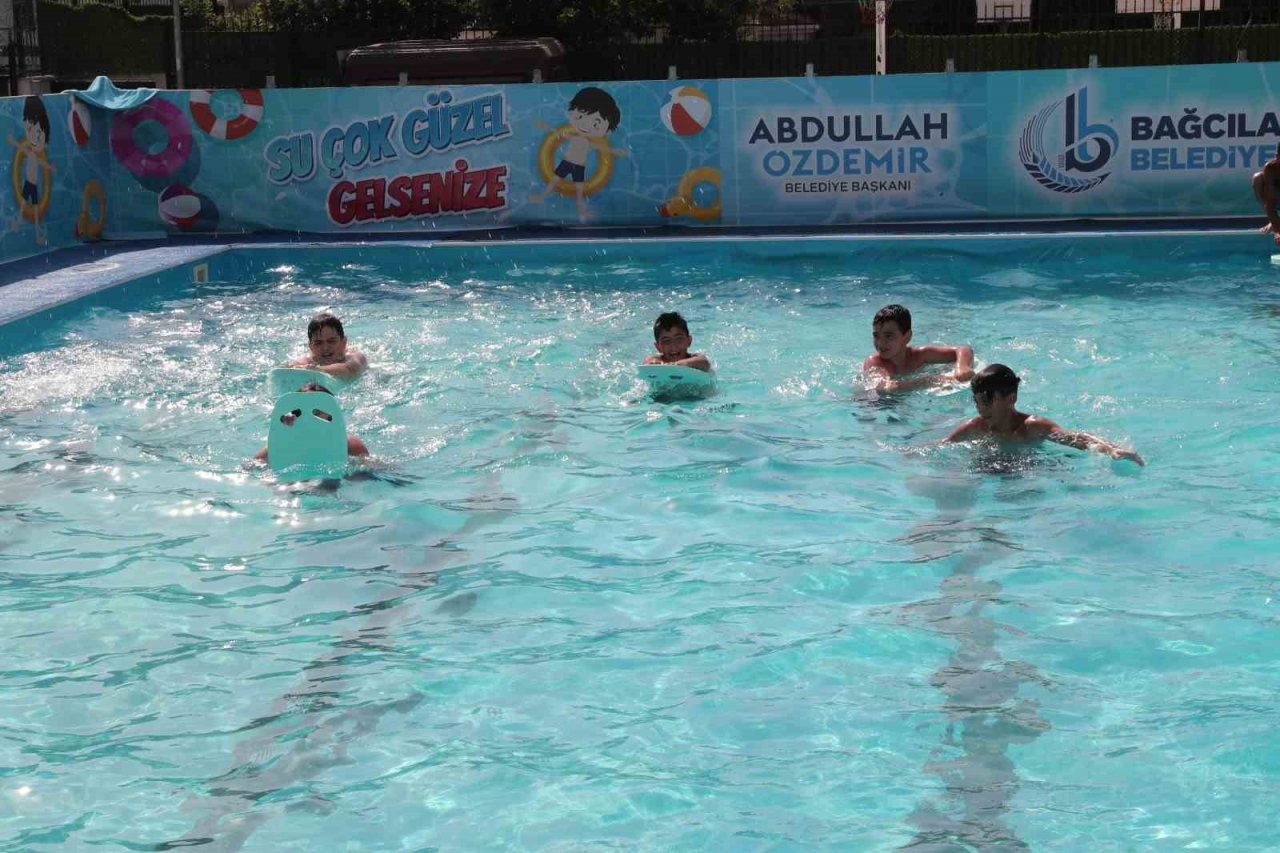 Bağcılarlı çocuklar havuzlarda serinliyor