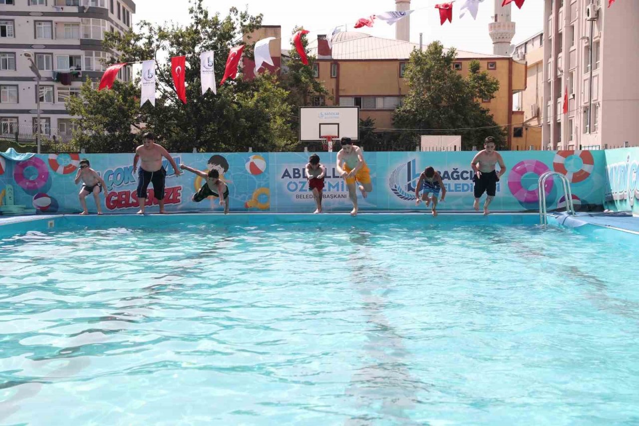 Bağcılarlı çocuklar havuzlarda serinliyor