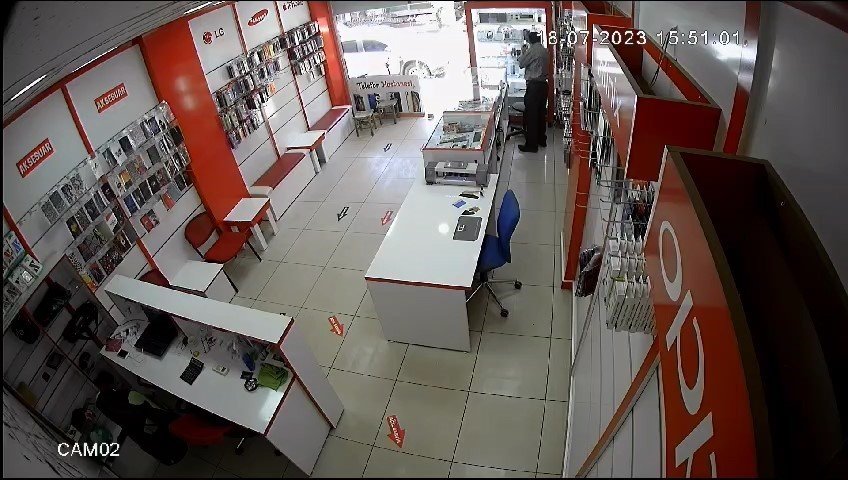 Dükkan sahibi namazdayken hırsız 55 bin lira değerindeki 3 telefonu çaldı