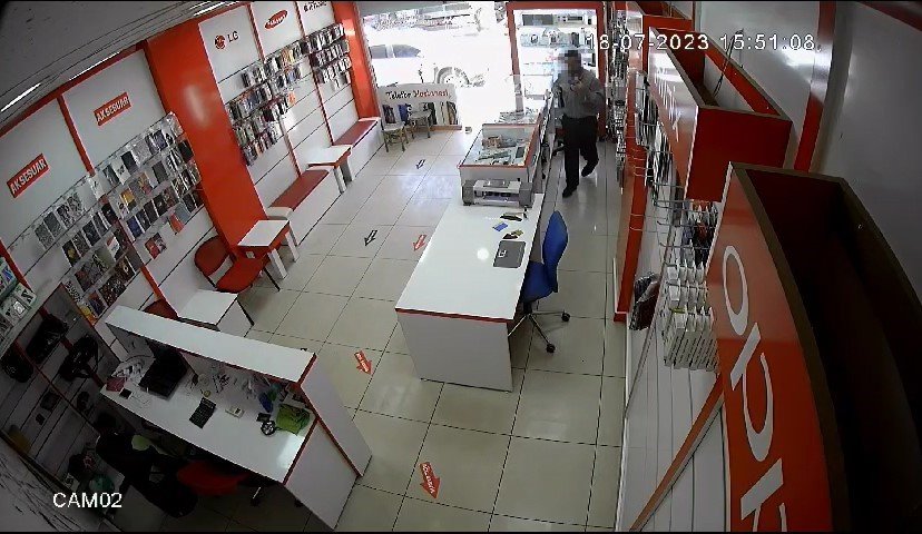 Dükkan sahibi namazdayken hırsız 55 bin lira değerindeki 3 telefonu çaldı