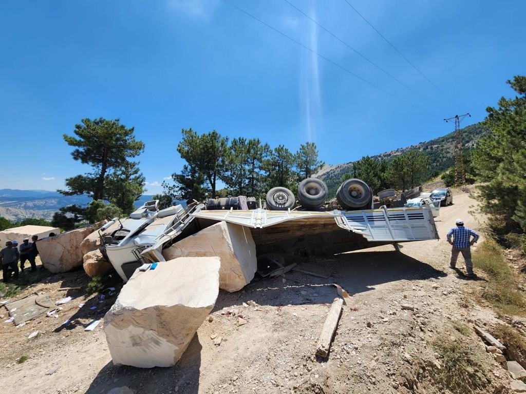Bilecik’te mermer blok yüklü kamyon devrildi, sürücü ağır yaralandı