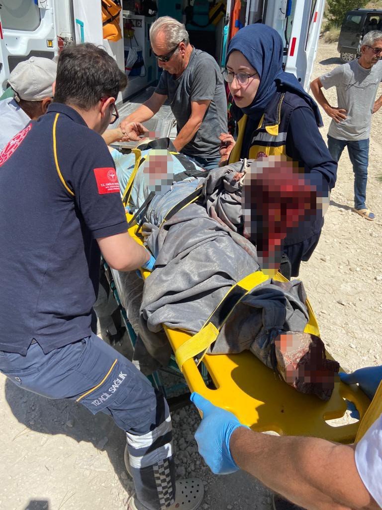 Bilecik’te mermer blok yüklü kamyon devrildi, sürücü ağır yaralandı