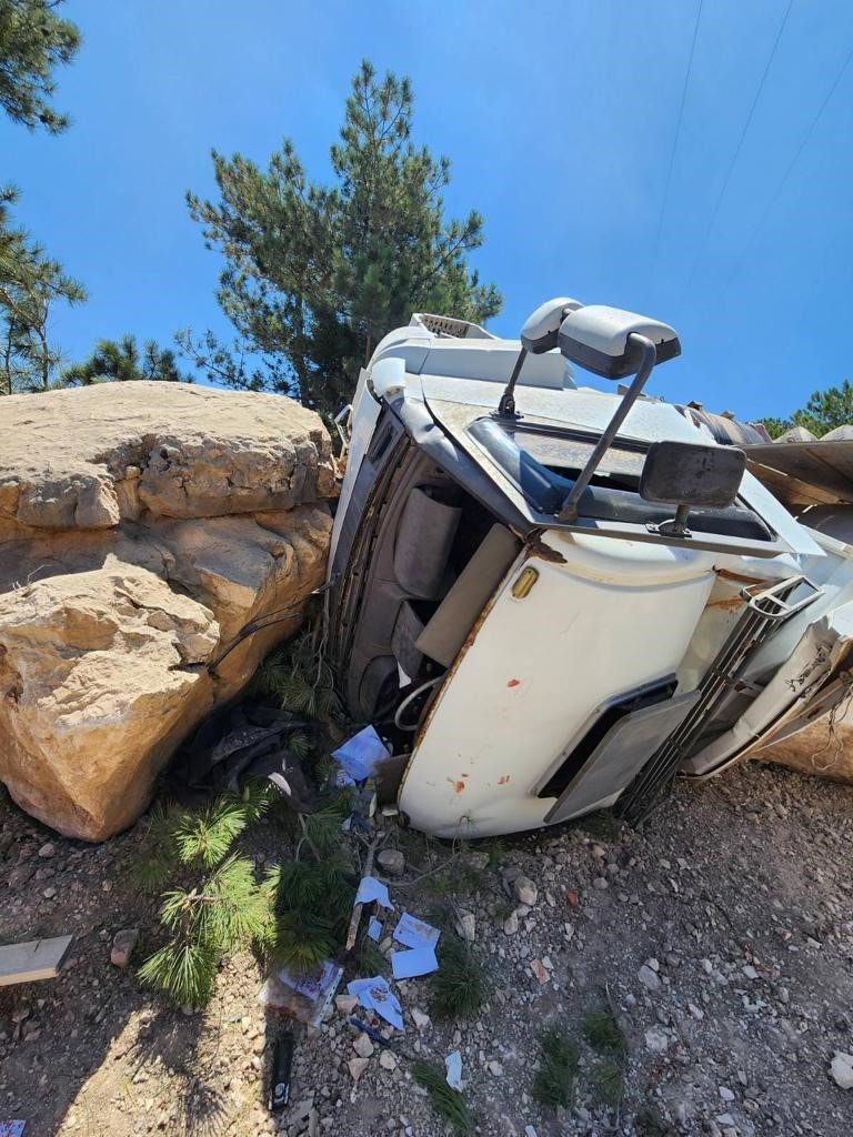 Bilecik’te mermer blok yüklü kamyon devrildi, sürücü ağır yaralandı
