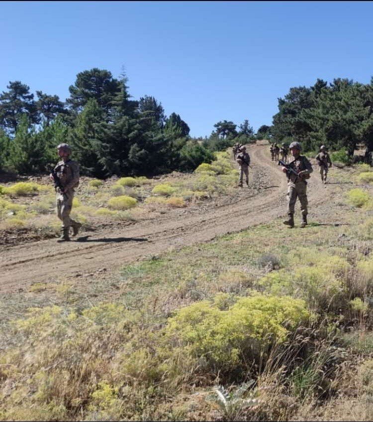 Burdur’da jandarma ekipleri yangınlara karşı ormanlarda devriye atıyor