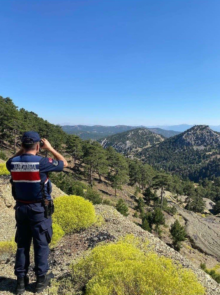 Burdur’da jandarma ekipleri yangınlara karşı ormanlarda devriye atıyor