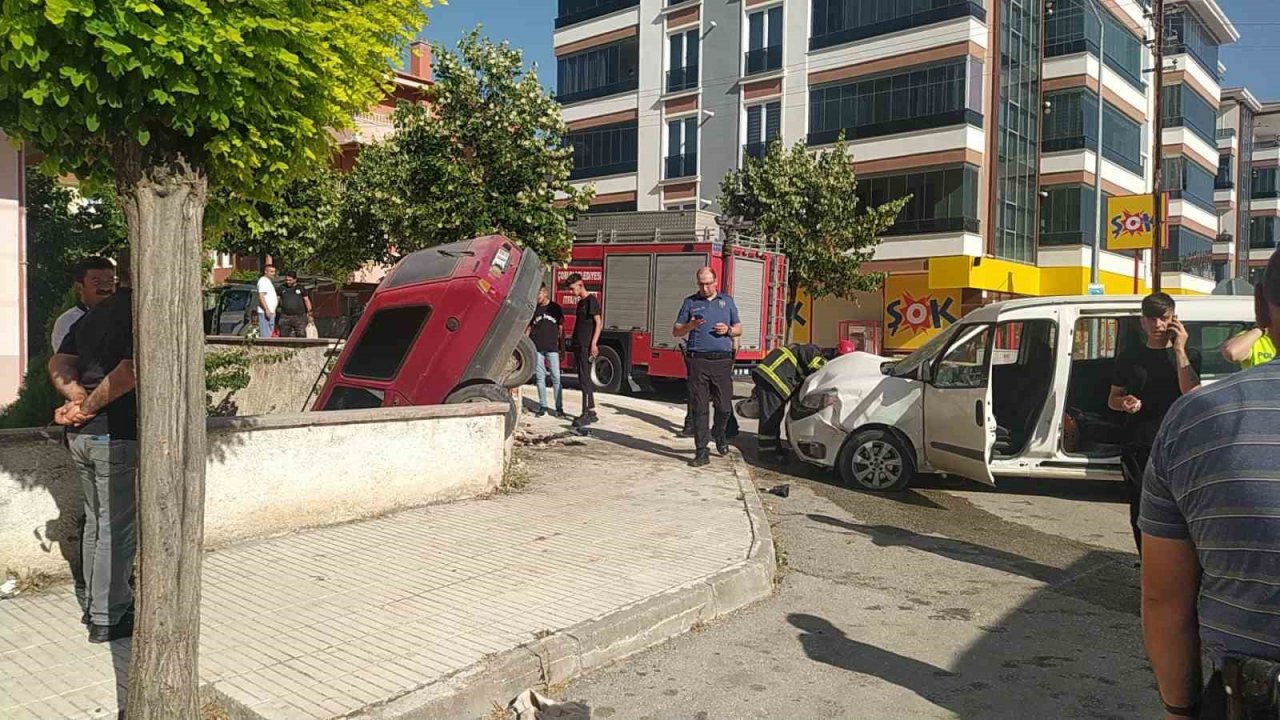 Hafif ticari araç ile çarpışan otomobil bahçeye uçtu: 1 yaralı