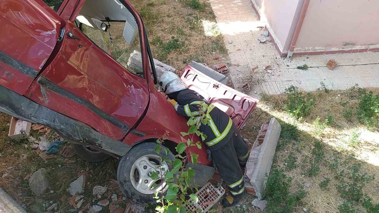 Hafif ticari araç ile çarpışan otomobil bahçeye uçtu: 1 yaralı