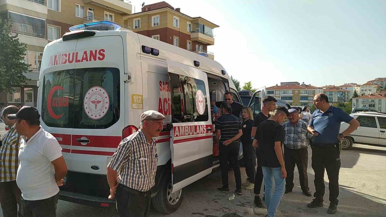 Hafif ticari araç ile çarpışan otomobil bahçeye uçtu: 1 yaralı