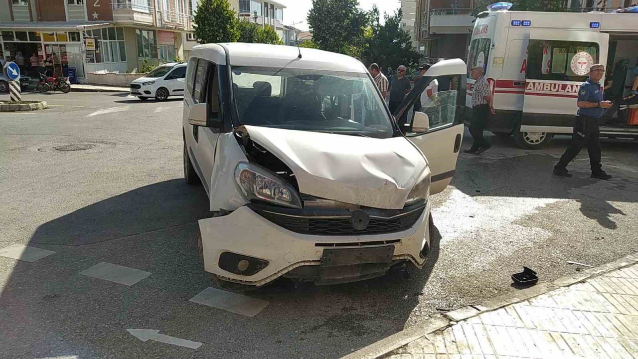 Hafif ticari araç ile çarpışan otomobil bahçeye uçtu: 1 yaralı