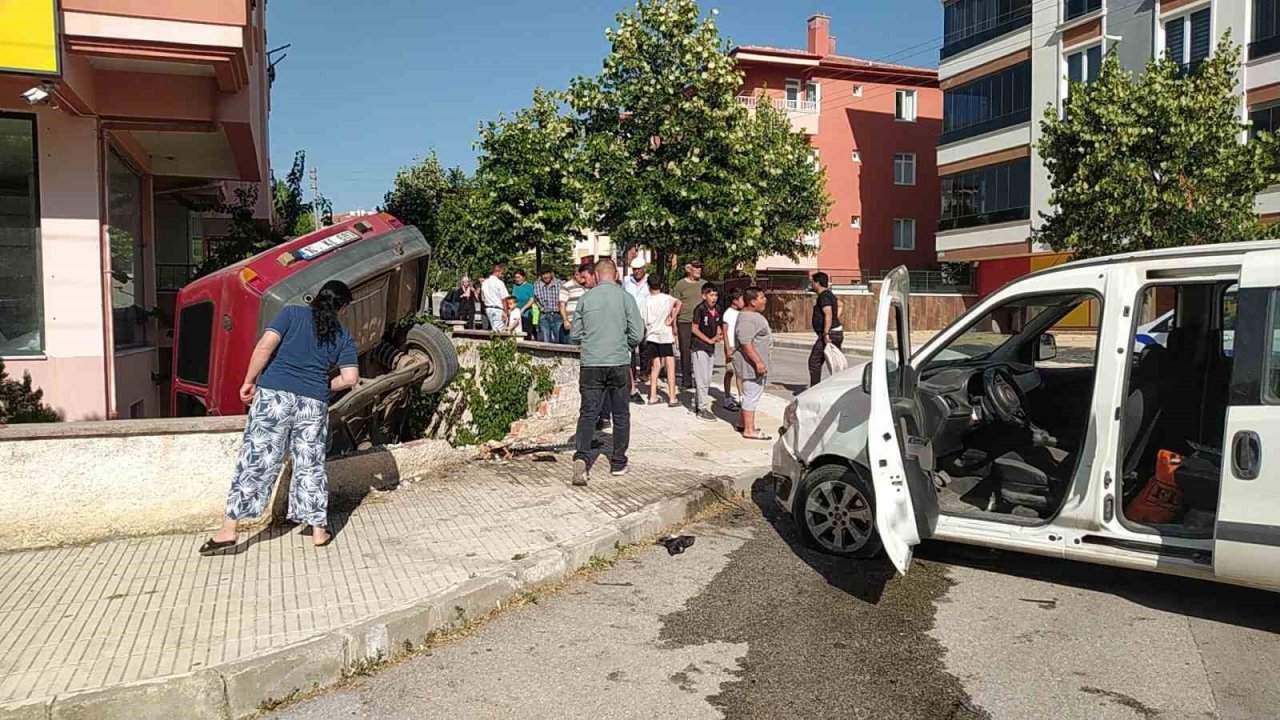 Hafif ticari araç ile çarpışan otomobil bahçeye uçtu: 1 yaralı