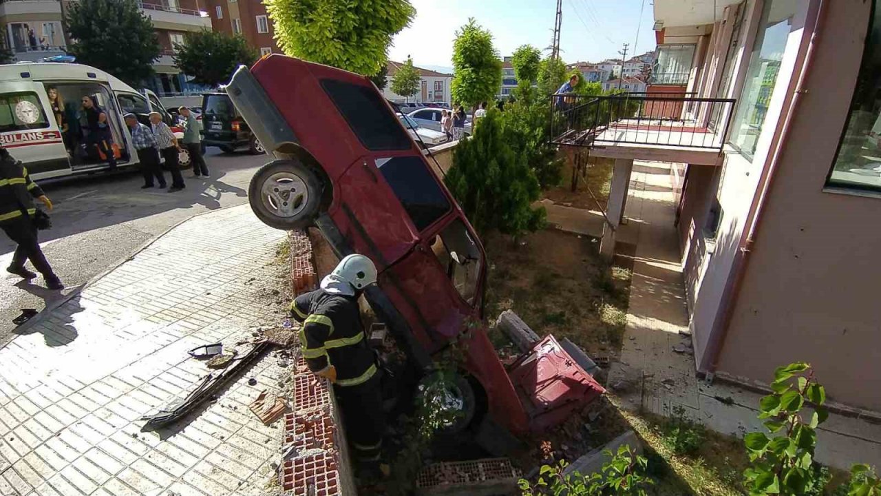 Hafif ticari araç ile çarpışan otomobil bahçeye uçtu: 1 yaralı