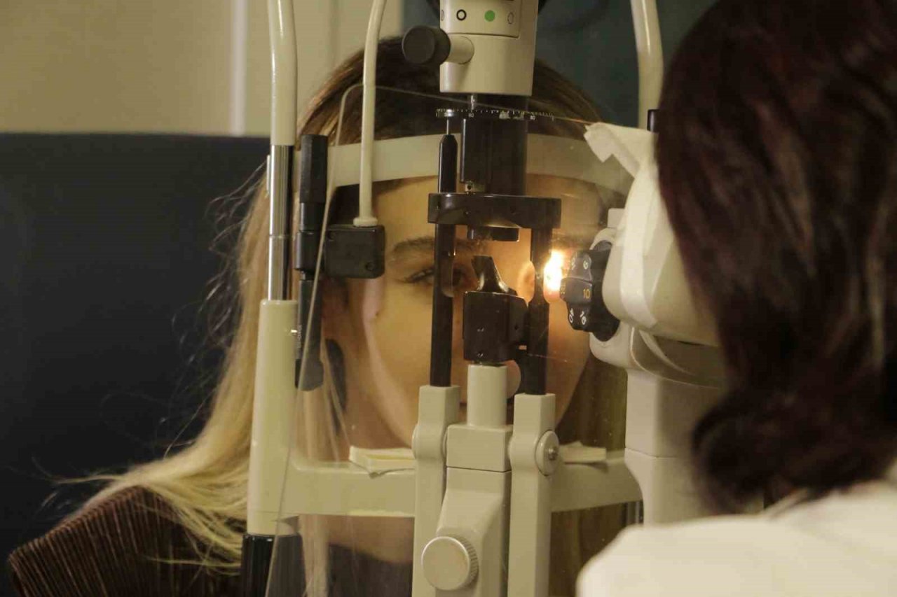 Göz bozukluklarında lazer için başvuranların yaşı 13’e kadar düştü