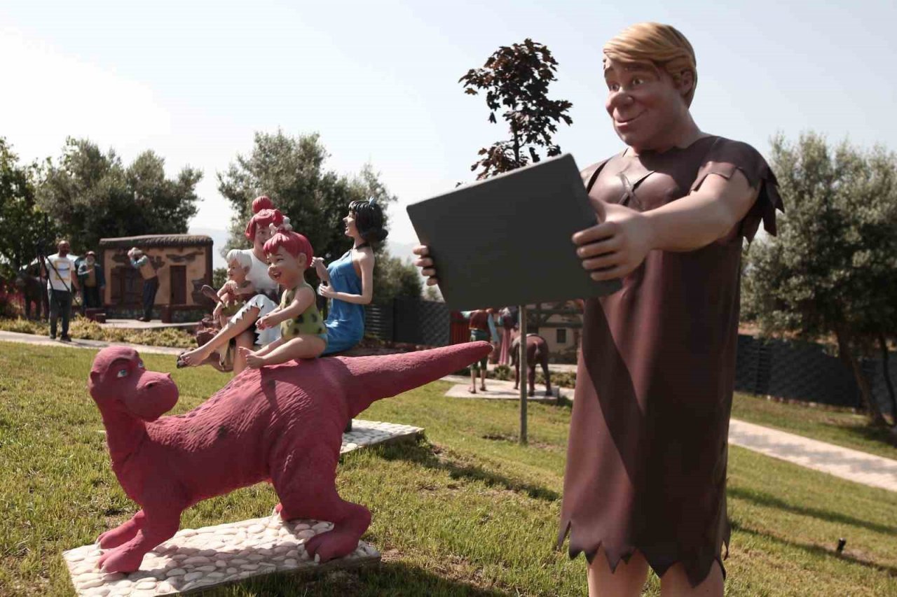 Dünyaca ünlü masal kahramanları bu bahçede buluştu