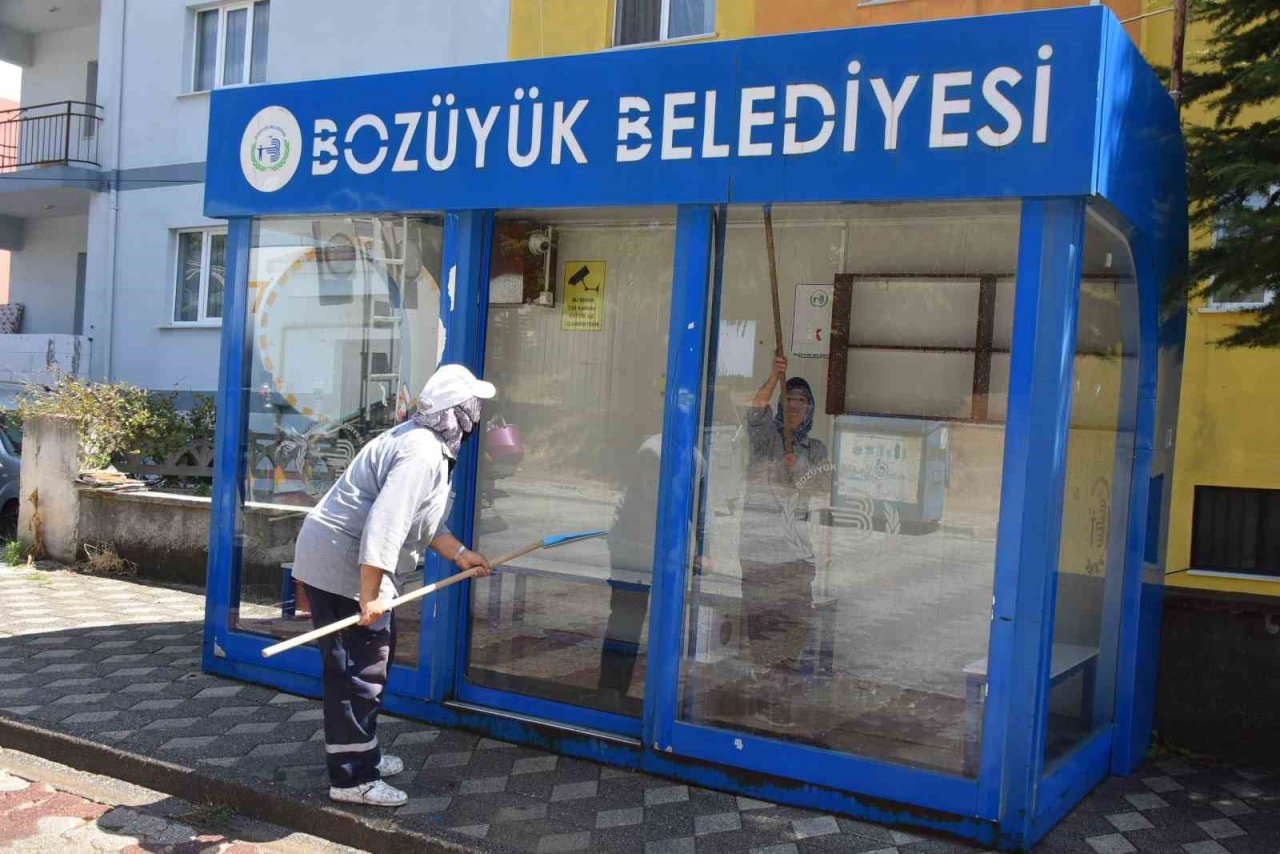 Duraklarda temizlik çalışmaları devam ediyor