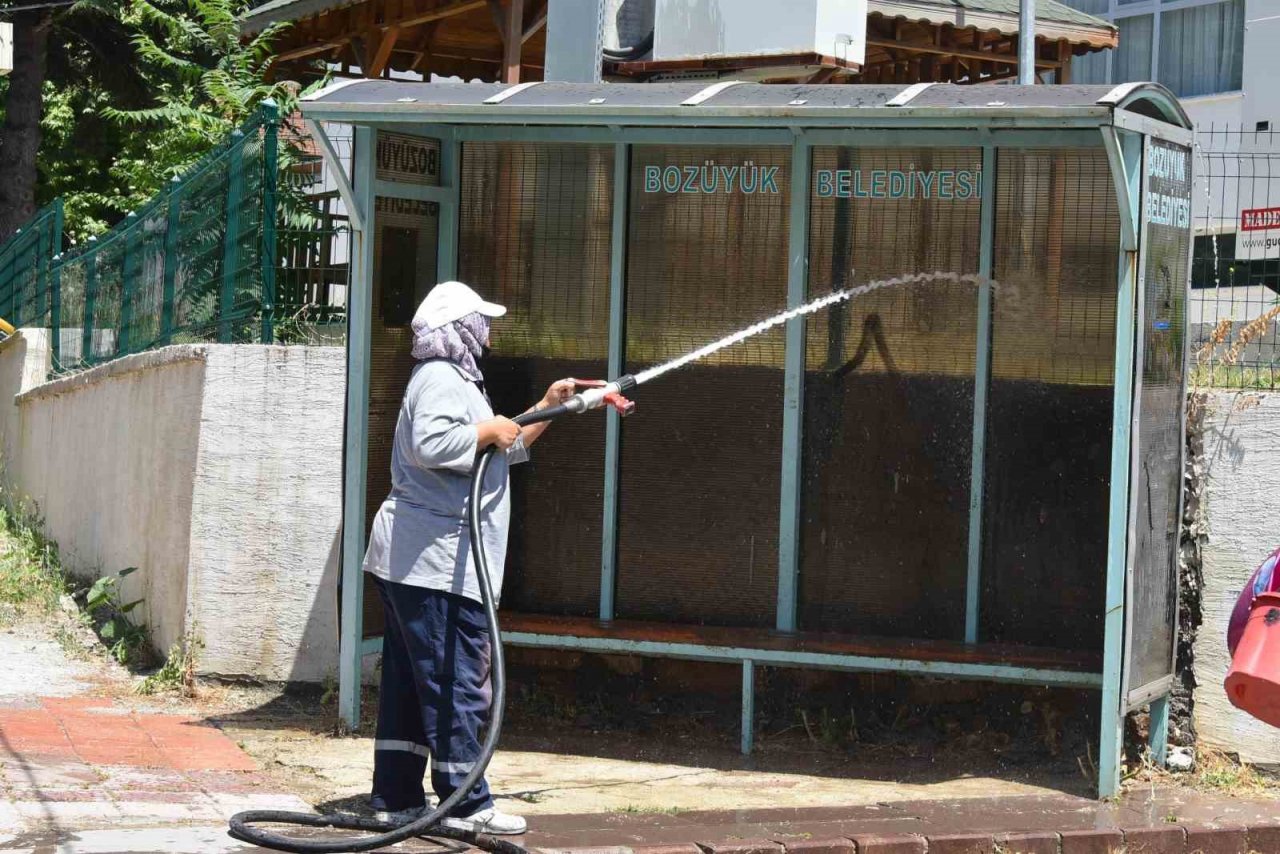 Duraklarda temizlik çalışmaları devam ediyor
