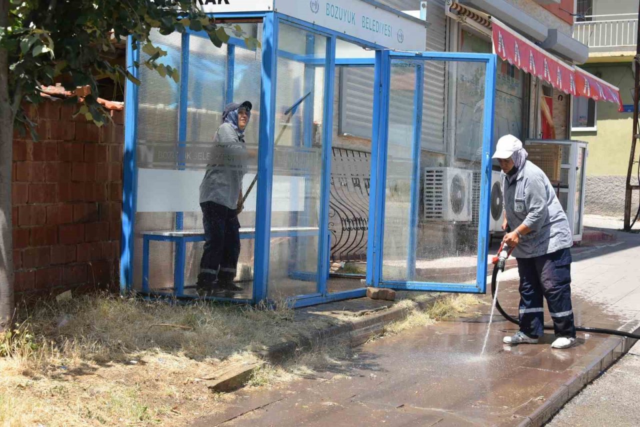 Duraklarda temizlik çalışmaları devam ediyor