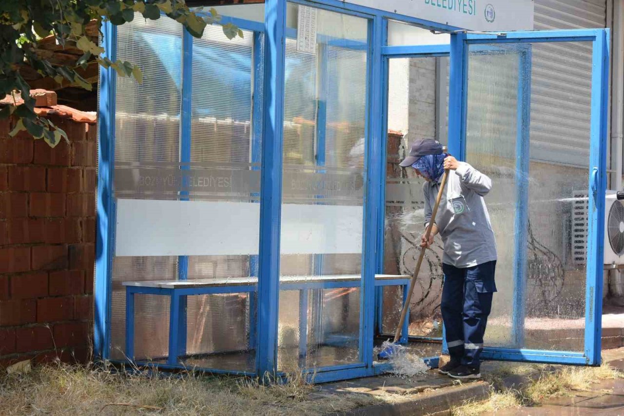 Duraklarda temizlik çalışmaları devam ediyor