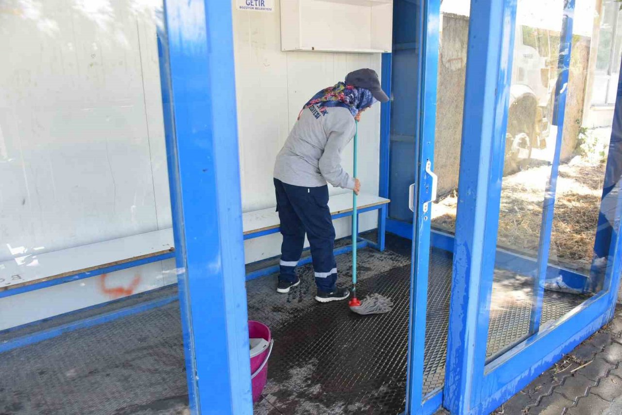 Duraklarda temizlik çalışmaları devam ediyor