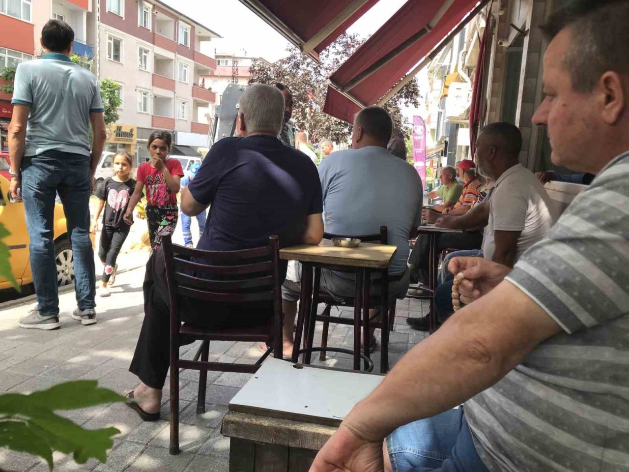 Edirne’de taksinin üstüne devrilen ağaç 2 saat boyunca trafiği kapattı