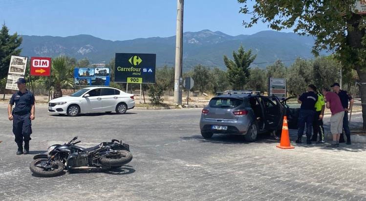 Edremit’te motosiklet otomobile çarptı: 2 yaralı