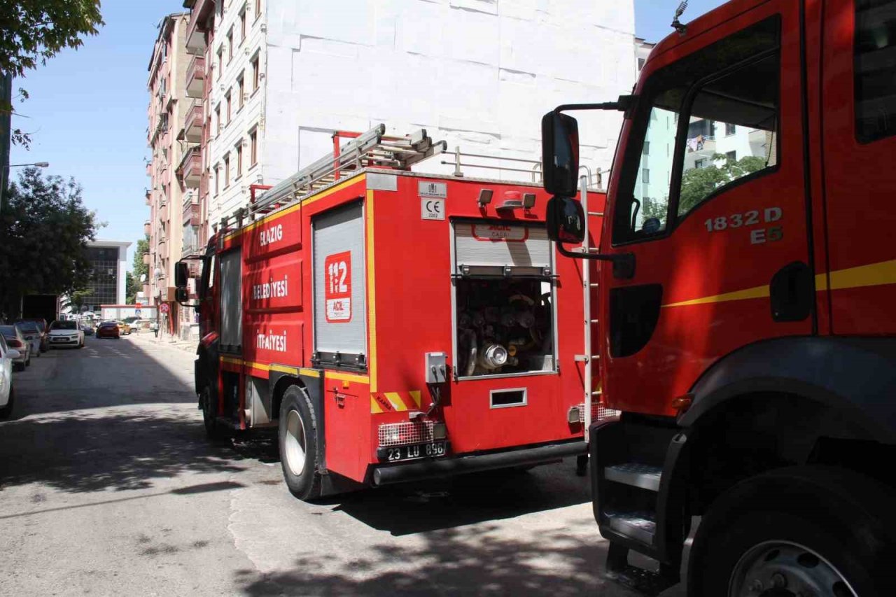 Elazığ’da metruk bina yangını