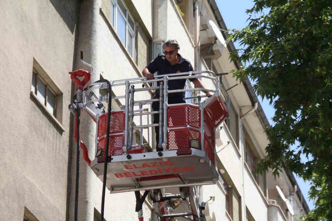 Elazığ’da metruk bina yangını