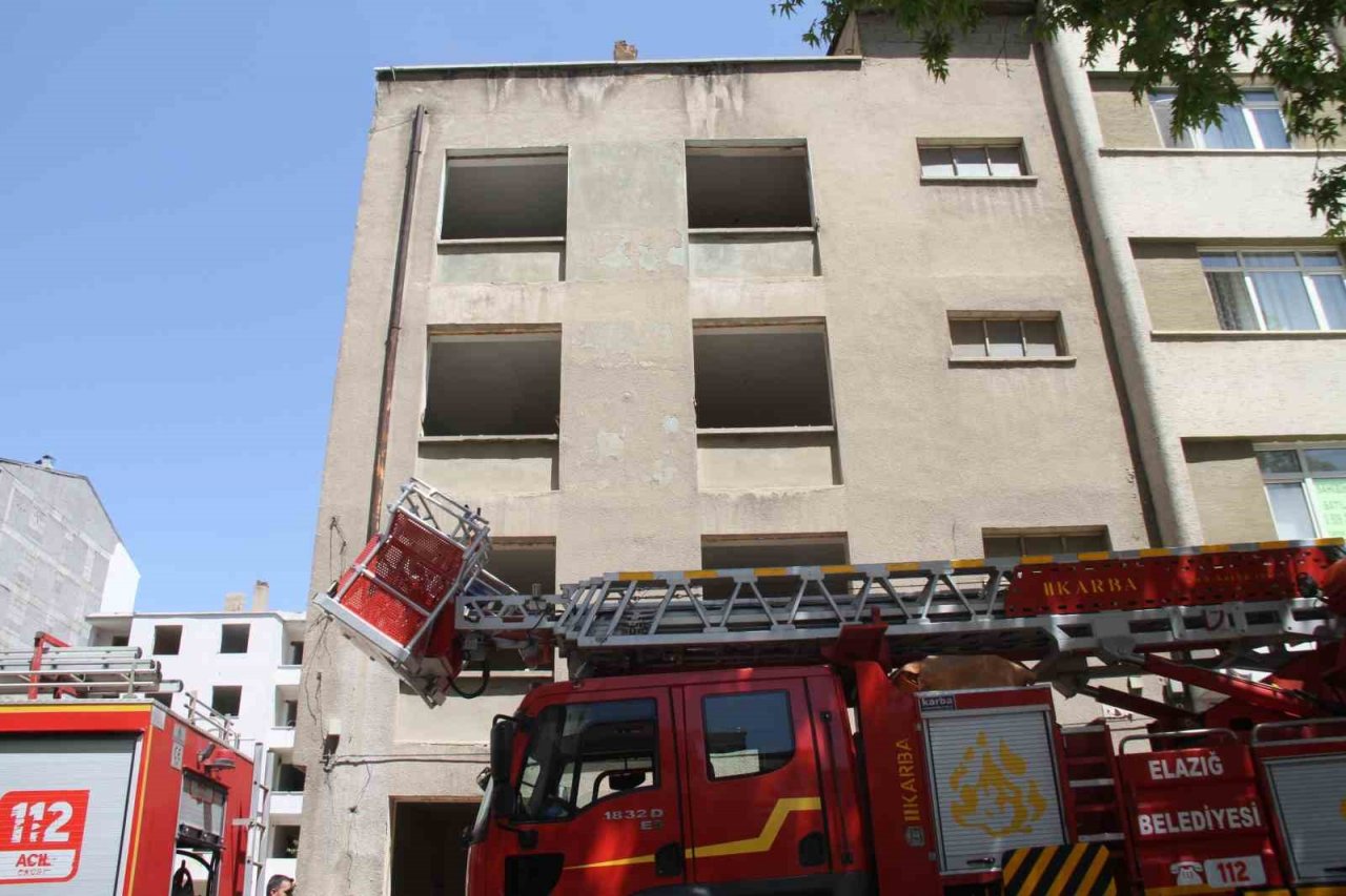 Elazığ’da metruk bina yangını