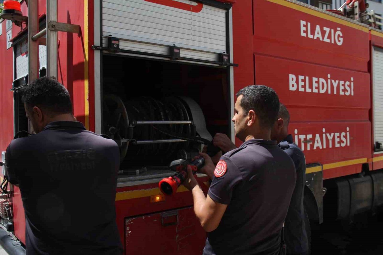 Elazığ’da metruk bina yangını